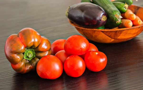 Frisches Gemüse Paprika, Tomaten, Gurken, Tomaten und Auberginen — Stockfoto