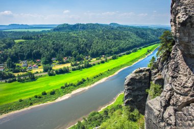 Elbe Nehri görünümü Bastei Köprüsü'nden.