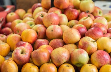 Kırmızı elma yığını