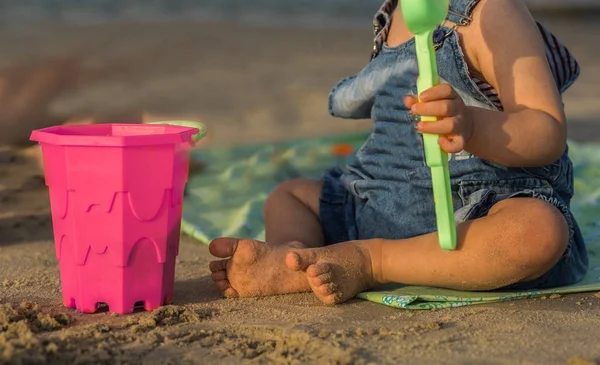 Kind spielt im Sand am Strand — Stockfoto