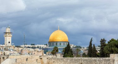 Kubbe Rock Camii eski şehrin Jerusalem arka plan