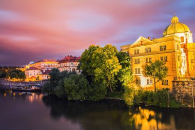 Charles Bridge Müzesi gece arka plan