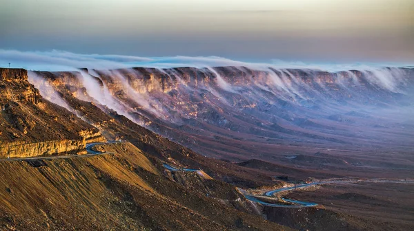 Mitzpe Ramon arka plan bulutlar görünümünden oturanlar Ramon