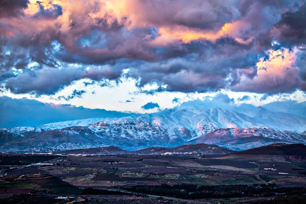Hermon Dağı 'nda kar, gün batımı manzarası.