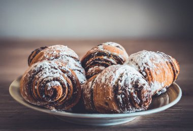 Küçük çikolata dolu kruvasan tabağı.