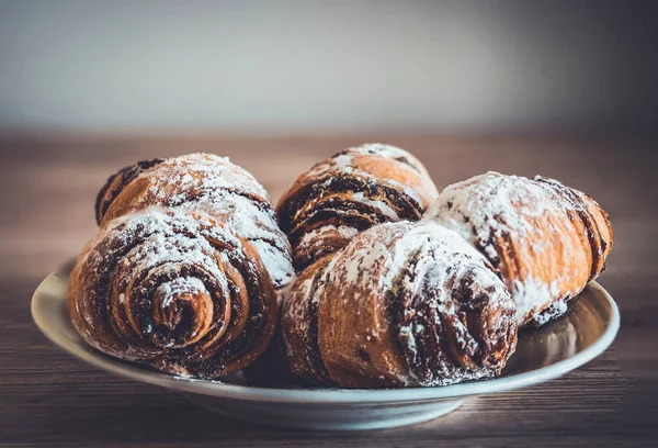 Placa Com Pequenos Croissants Cheios Chocolate — Fotografia de Stock