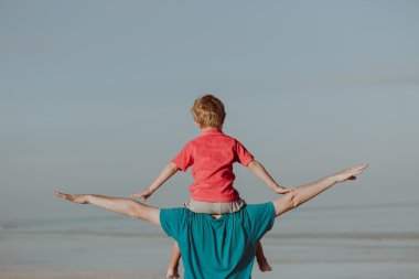mutlu baba ve oğul deniz kumsalda oynarken