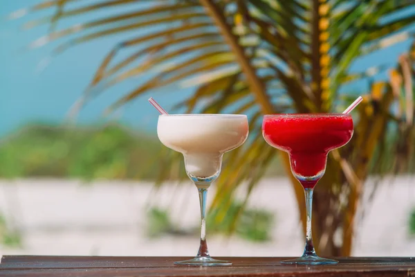 İki kokteyl lüks tropikal kum plaj — Stok fotoğraf