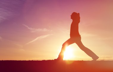 günbatımı gökyüzü Yoga yapan erkek