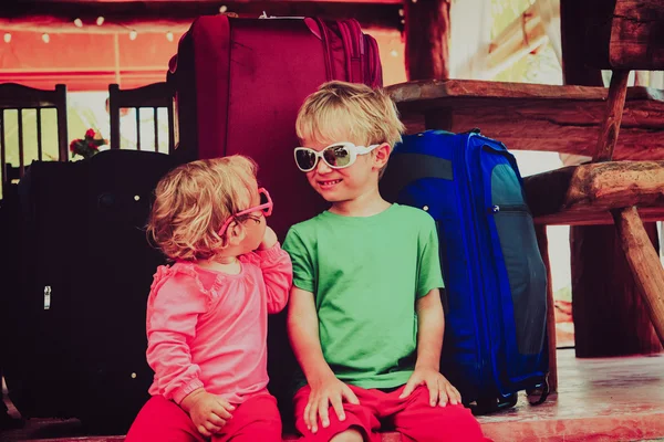 Liten pojke och småbarn flicka sitter på resväskor redo att resa — Stockfoto