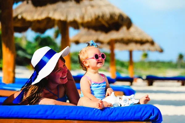 Mutter und süße kleine Tochter haben Spaß am Sommerstrand — Stockfoto
