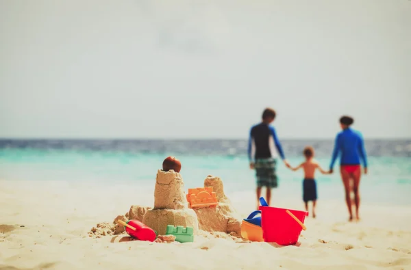 Castillo de arena en la playa tropical, vacaciones en familia —  Fotos de Stock