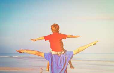 Baba ve oğul gökyüzü üzerinde eğleniyor