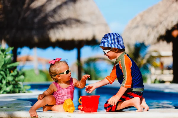 Niño y niña jugando en la playa — Foto de Stock