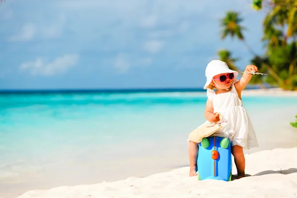 Cute little girl travel on summer beach — Stock Photo, Image
