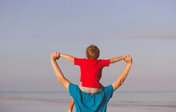 Vader en zoon plezier op sky — Stockfoto