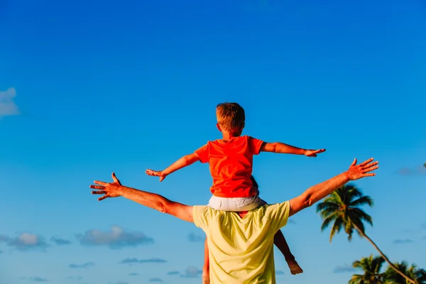 Happy father and little son on shoulders play at sky — Stock Photo, Image