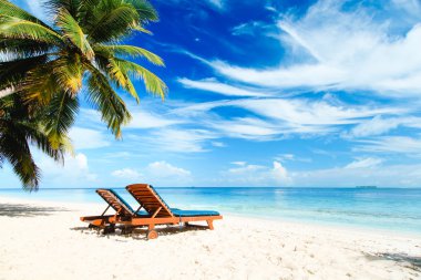 İki sandalye üzerinde tatil tropikal plaj