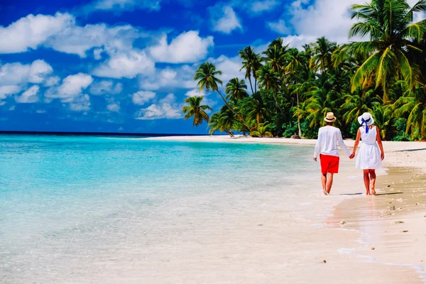 Feliz casal amoroso andando na praia — Fotografia de Stock