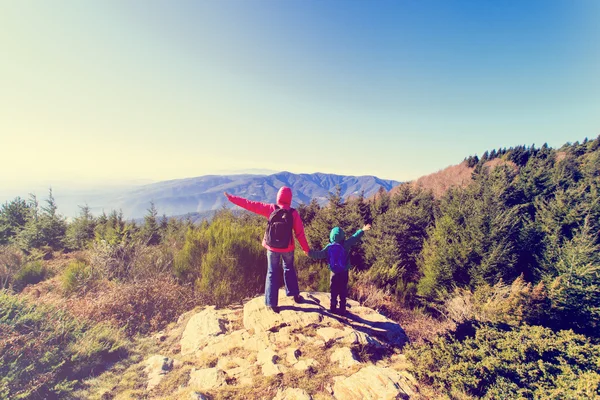 Familjens resa-mor och son vandring i natursköna berg — Stockfoto