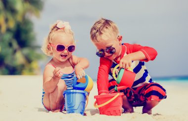 erkek ve kız plajda oyna