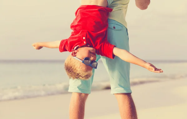 Padre e hijo pequeño jugando en la playa — Foto de Stock