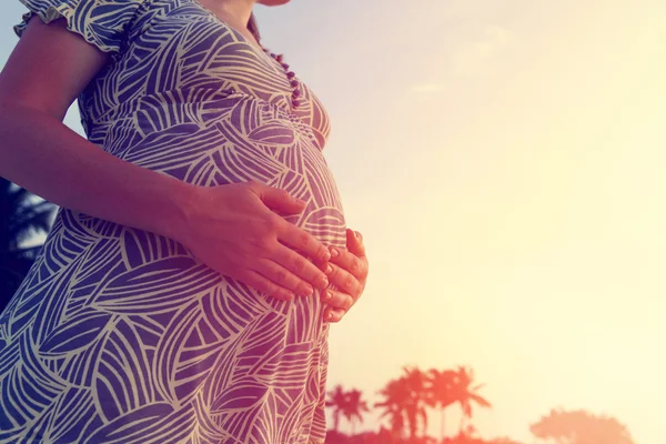 Mulher grávida na praia por do sol — Fotografia de Stock