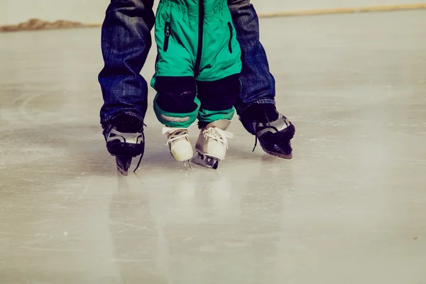 Отец и ребенок учатся кататься на коньках — стоковое фото
