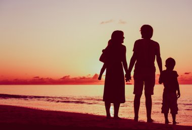 sunset Beach iki çocuklu mutlu aile