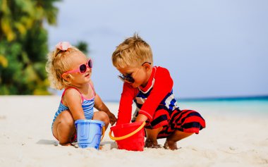 erkek ve kız plajda oyna