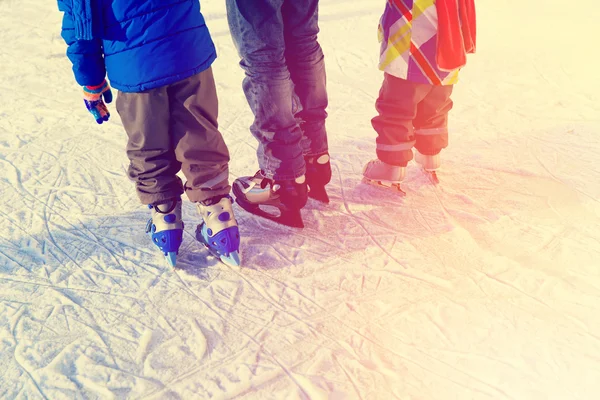 Pai com dois filhos patinação, esporte de inverno da família — Fotografia de Stock