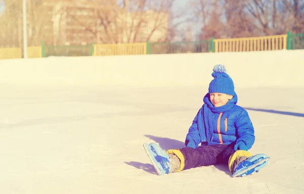 Menino bonito aprendendo a patinar no inverno — Fotografia de Stock