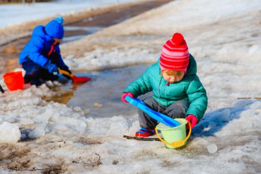 çocuklar kış karda oynamak