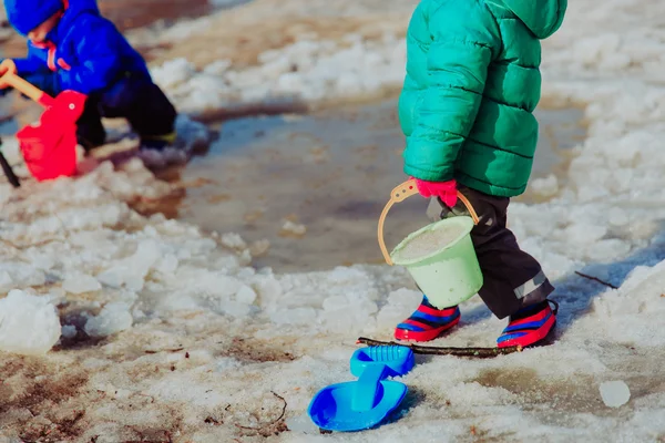 Crianças brincam na neve de inverno — Fotografia de Stock