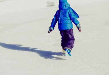 Çocuk ayak kışın buzda kaymayı öğrenme