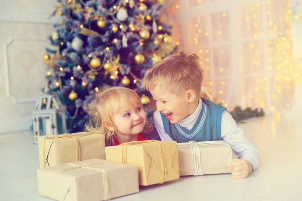 Παιδικά Χριστούγεννα παρουσιάζει εγκαίνια στο διακοσμημένο σαλόνι — Φωτογραφία Αρχείου