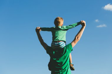 Baba ve oğul gökyüzü üzerinde eğleniyor