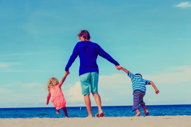 Baba oğlu ve kızı ile oynamak plaj