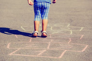 küçük kız oyun parkında seksek oynarken