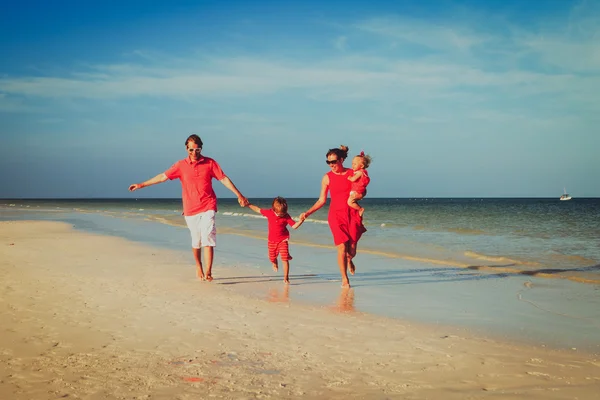 Familia con dos niños divirtiéndose en la playa tropical — Foto de Stock