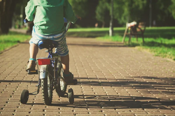 야외에서 작은 소년 승마 자전거 — 스톡 사진