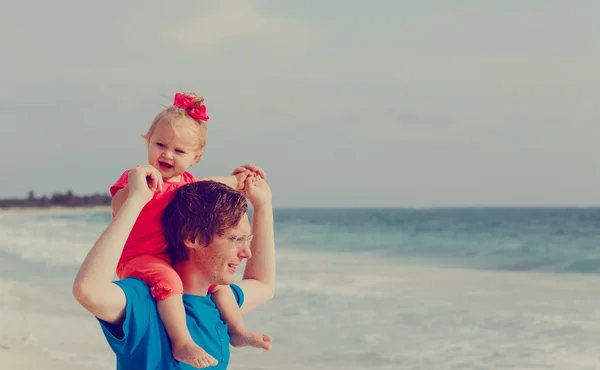 Pai e filha em férias na praia — Fotografia de Stock