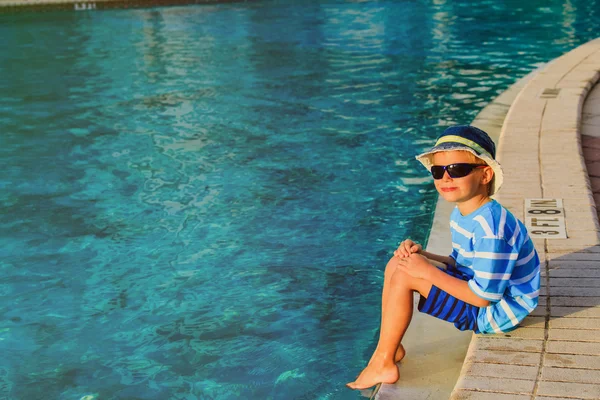 Mutlu küçük çocuk havuzu, tatil kavramı oturan — Stok fotoğraf