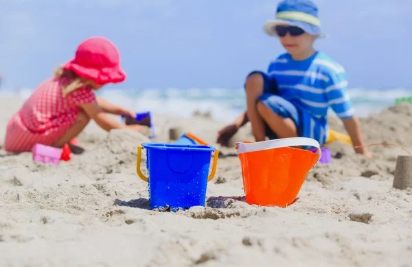 Děti hrají s pískem na pláži — Stock fotografie