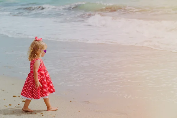 Kleines Mädchen spaziert am Sandstrand — Stockfoto