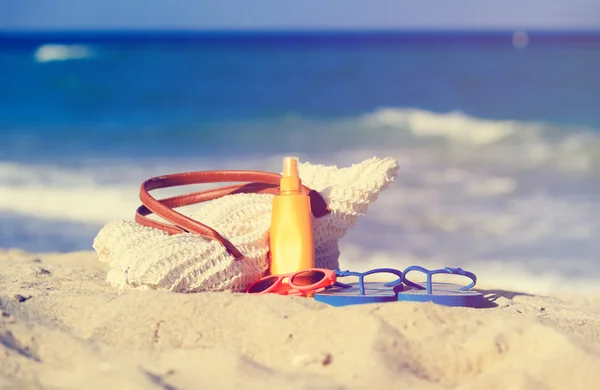 Τσάντα, αντηλιακό, γυαλιά και flip flops στην παραλία — Φωτογραφία Αρχείου