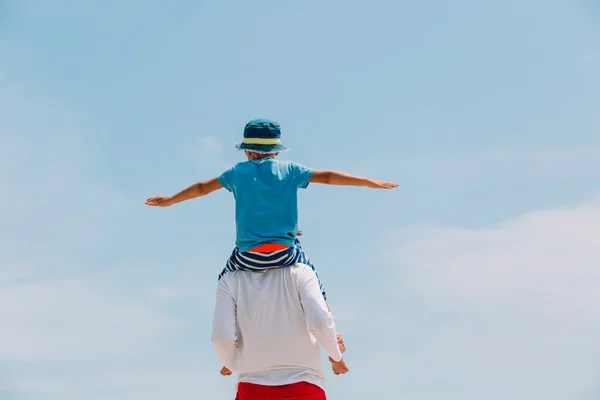 Padre e figlio divertirsi sul cielo — Foto Stock