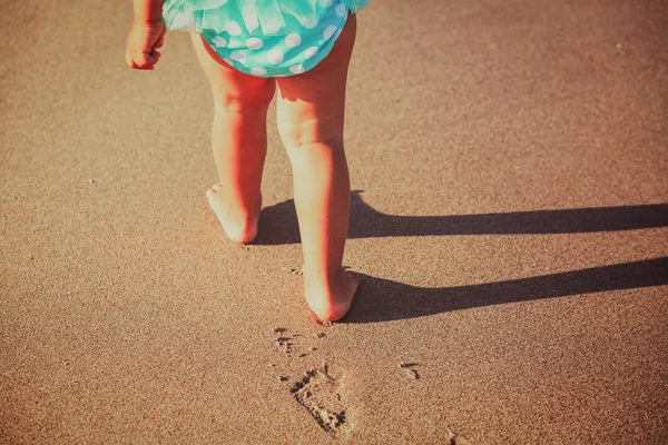 Niña pies caminar en la playa — Foto de Stock