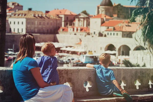 Madre con dos hijos mirando a Dubrovnik, Croacia — Foto de Stock