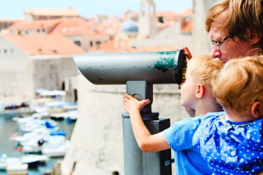 Dubrovnik şehir, dürbün üzerinden seyir çocuklarla baba
